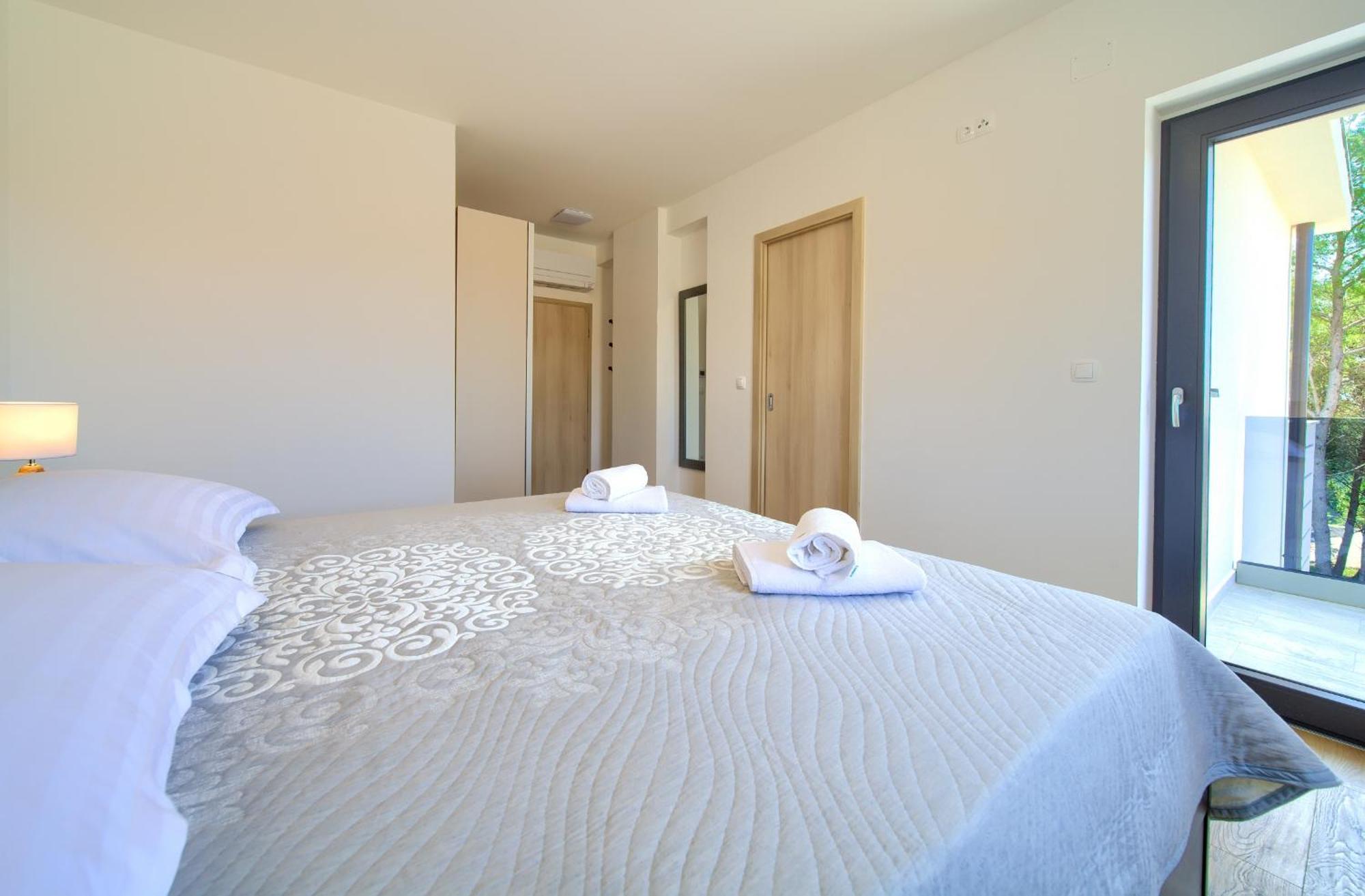 Apartments Paola & Karla With Pool Krk Town Habitación foto